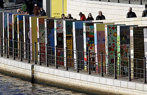 Mur berliński – galeria z tysiąca kostek domina