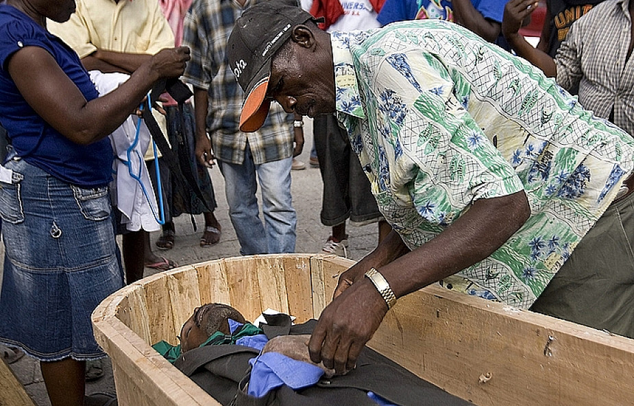 Haiti: rozpoczęły się masowe pochówki