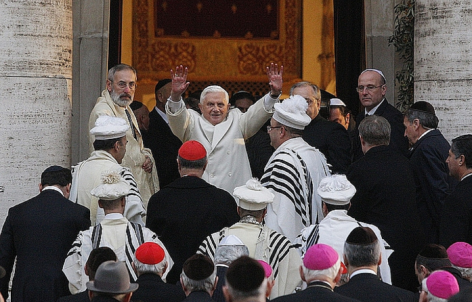 Benedykt XVI odwiedza rzymską synagogę