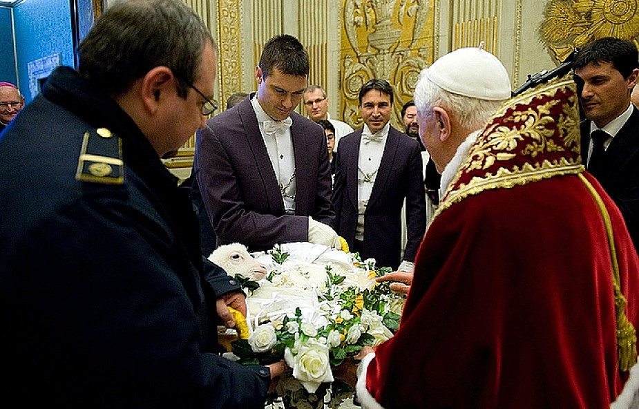 Benedykt XVI pobłogosławił baranki