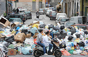 Neapol zasypany śmieciami. Chaos na ulicach