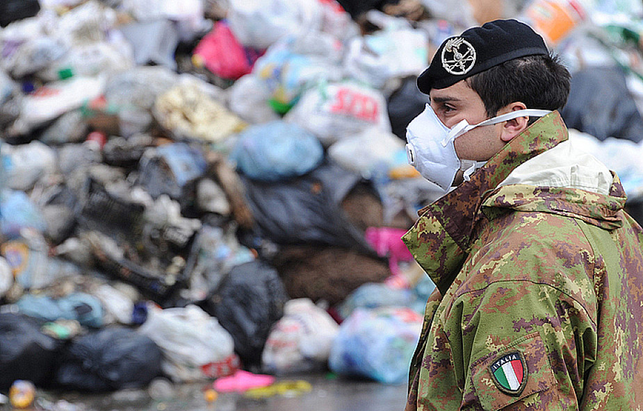 Wojsko sprząta śmieci w Neapolu i okolicach