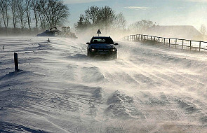 Auta zakopane w śniegu. Nieprzejezdne drogi