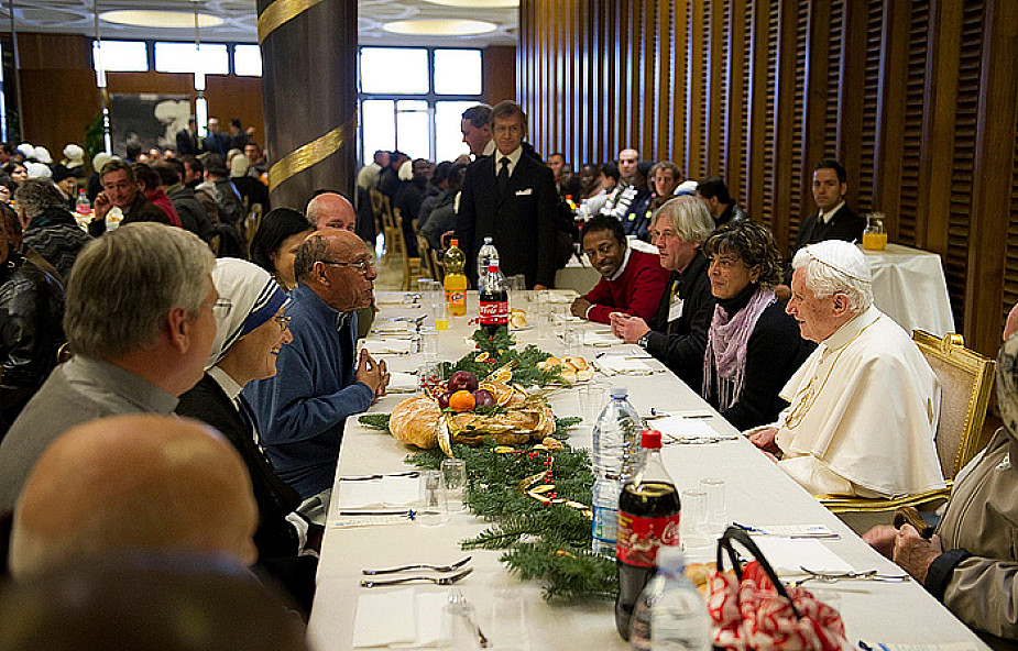 Bezdomni i potrzebujący na papieskim obiedzie