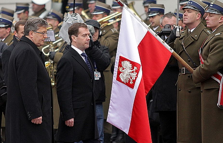 Prezydent Bronisław Komorowski oraz prezydent Rosji Dmitrij Miedwiediew podczas oficjalnego powitania na dziedzińcu Pałacu Prezy