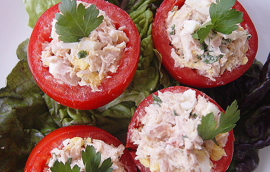 Pomidory faszerowane sałatką z tuńczyka