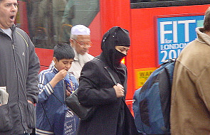 Brytyjczycy nie chcą, by kobiety nosiły burki