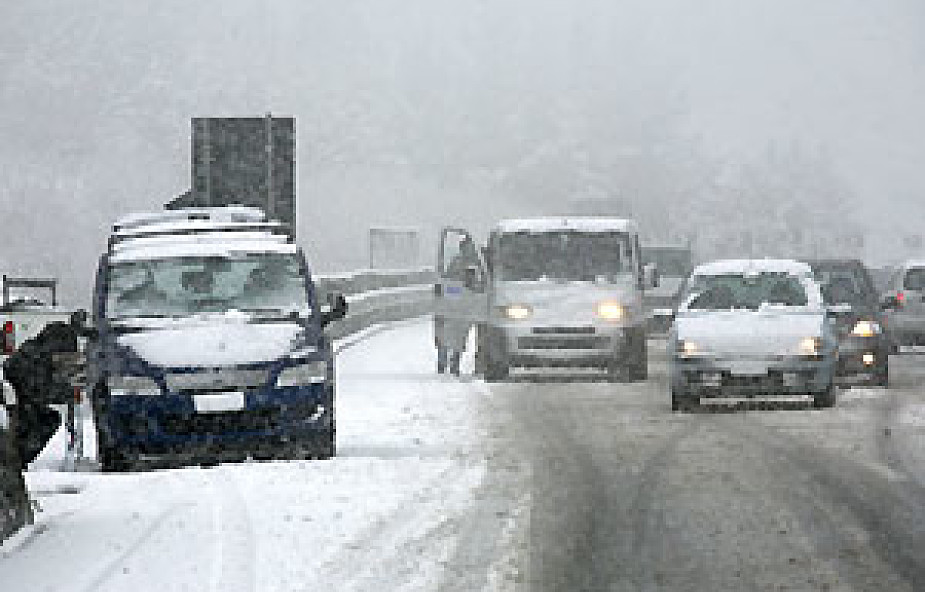 Włochy: Opady śniegu paraliżują ruch drogowy