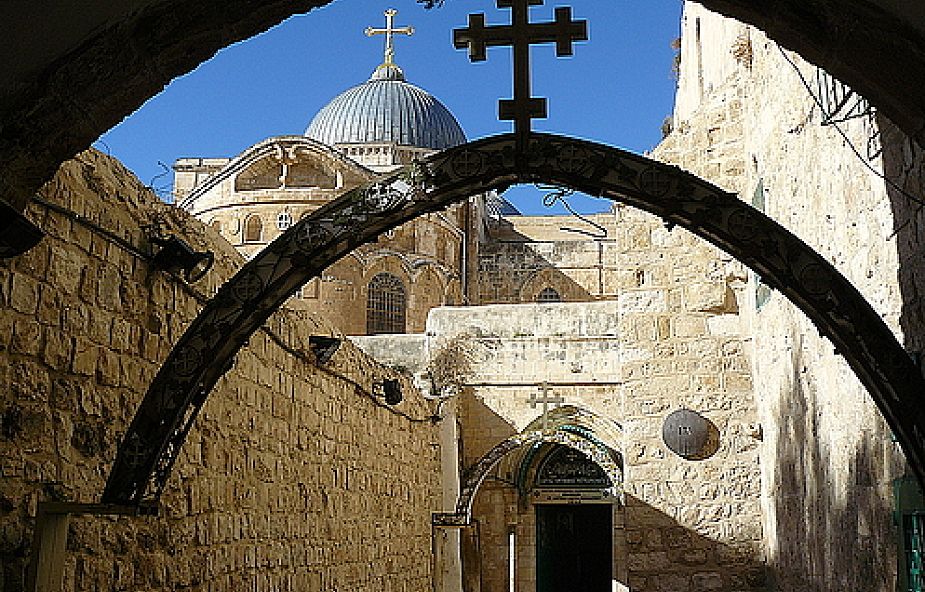Wejście do klasztoru i do cysterny św. Heleny znajduje się tuż przy IX stacji Drogi Krzyżowej. (fot. Józef Augustyn SJ)
