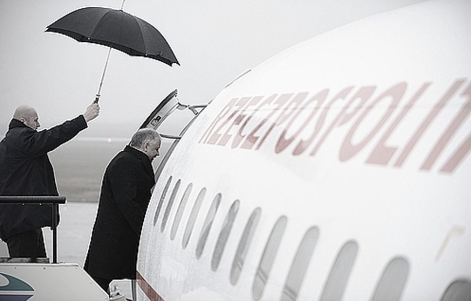 Prezydent Lech Kaczyński wchodzi na pokład prezydenckiego samolotu