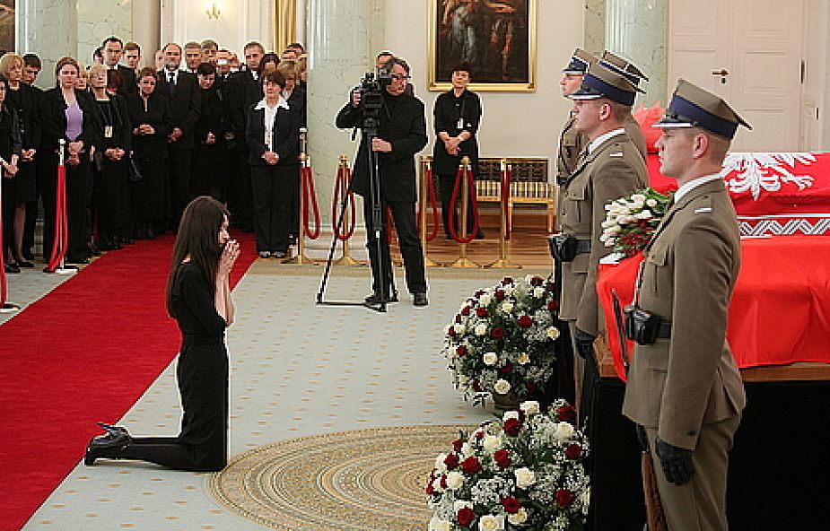 Córka Marii i Lecha Kaczyńskich klęczy przy trumnach z ciałami rodziców. (fot. PAP/Paweł Supernak )