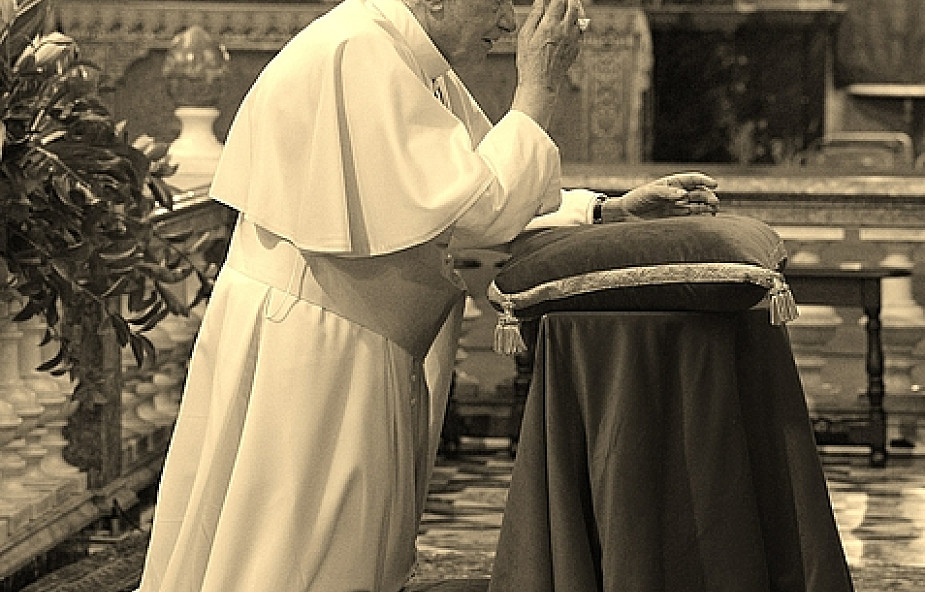 Benedykt XVI ofiarował Złotą Różę Matce Bożej