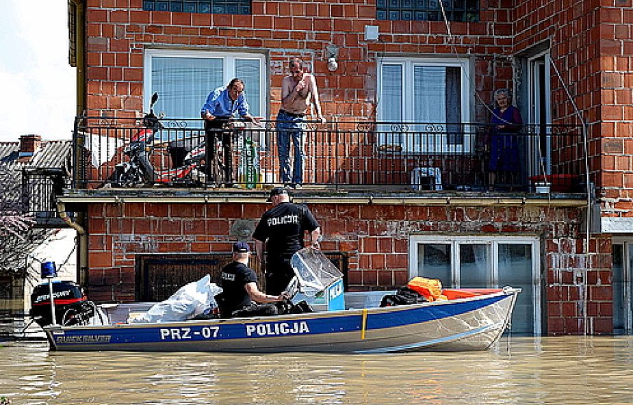 Policjanci patrolują zalane gospodarstwa w Sokolnikach k. Tarnobrzega. (fot. PAP/Darek Delmanowicz)
