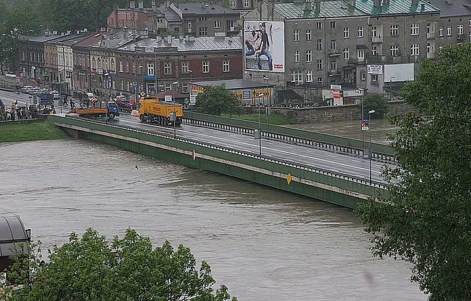 Strażacy bronią Mostu Dębnickiego w Krakowie