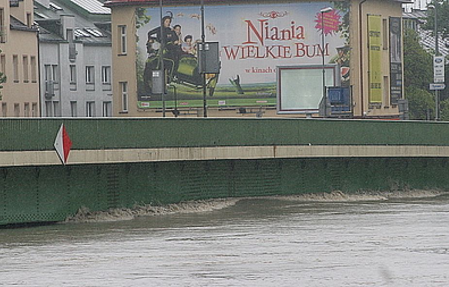Poziom wody w Wiśle jest najwyższy od 40 lat. Rzeka wezbrała do tego stopnia, że zamknęła prześwit pod przęsłami mostu i grozi j