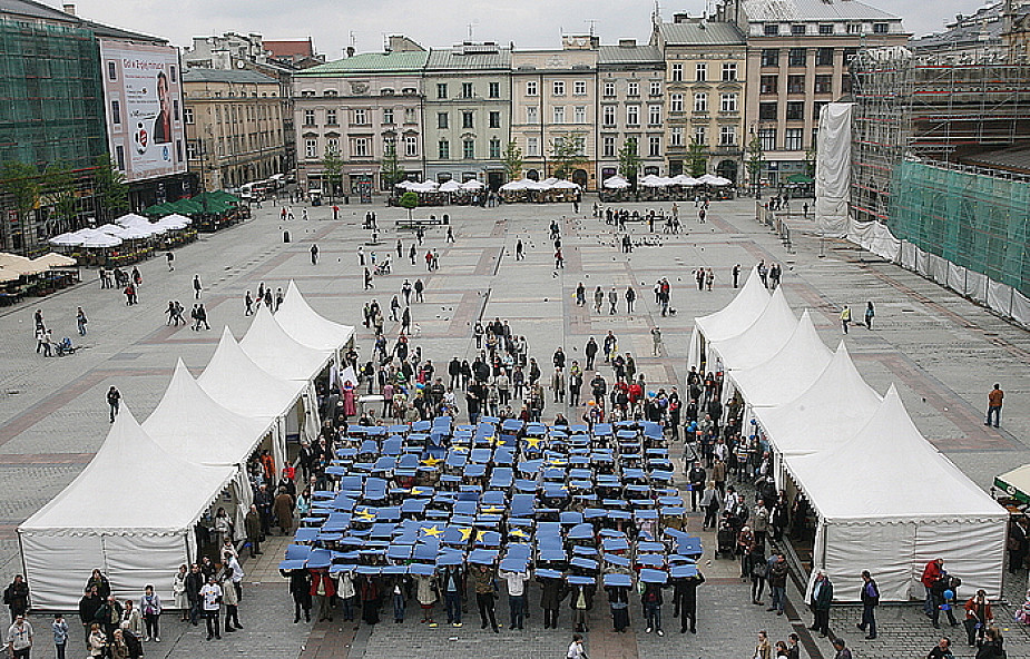 "Żywa" flaga UE na krakowskim rynku