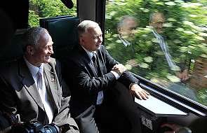 J. Kaczyński pociągiem na spotkanie wyborcze