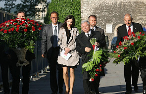 Kaczyński złożył kwiaty na grobie brata