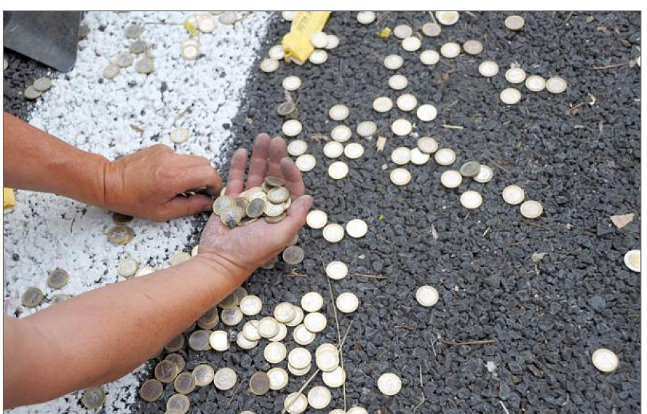 Włochy: 2 miliony monet na autostradzie