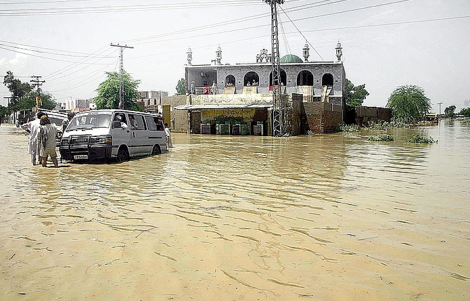 Pakistan:  900 ofiar powodzi, przypadki cholery
