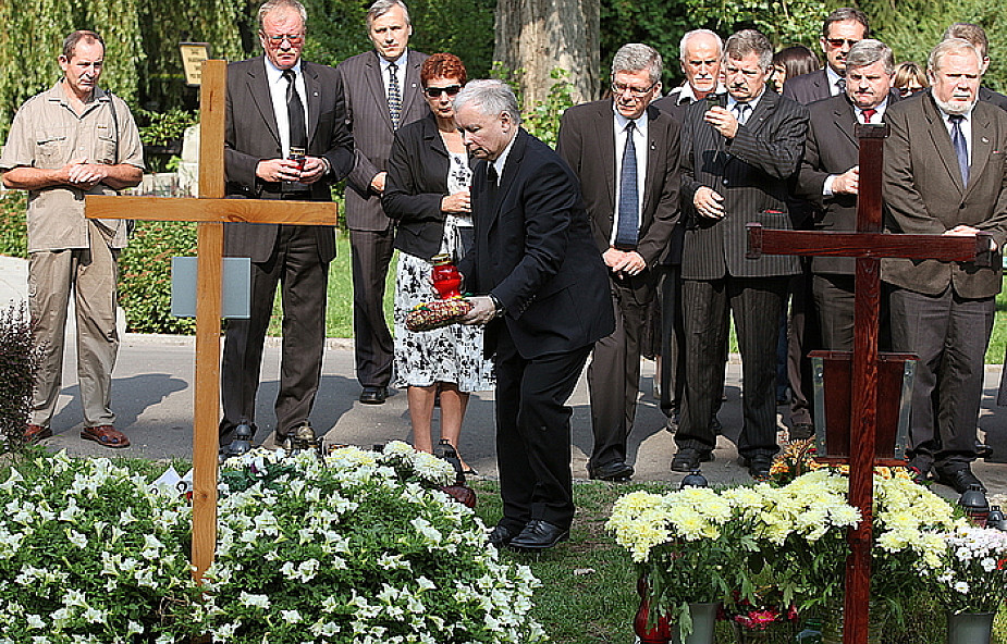Kaczyński z wieńcem pod Pałacem Prezydenckim