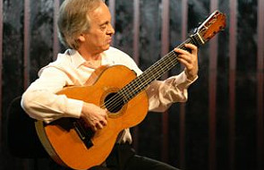 Mistrz gitary flamenco zagra utwory Chopina