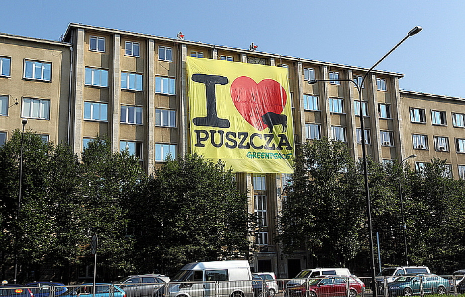 "I love puszcza" na budynku ministerstwa