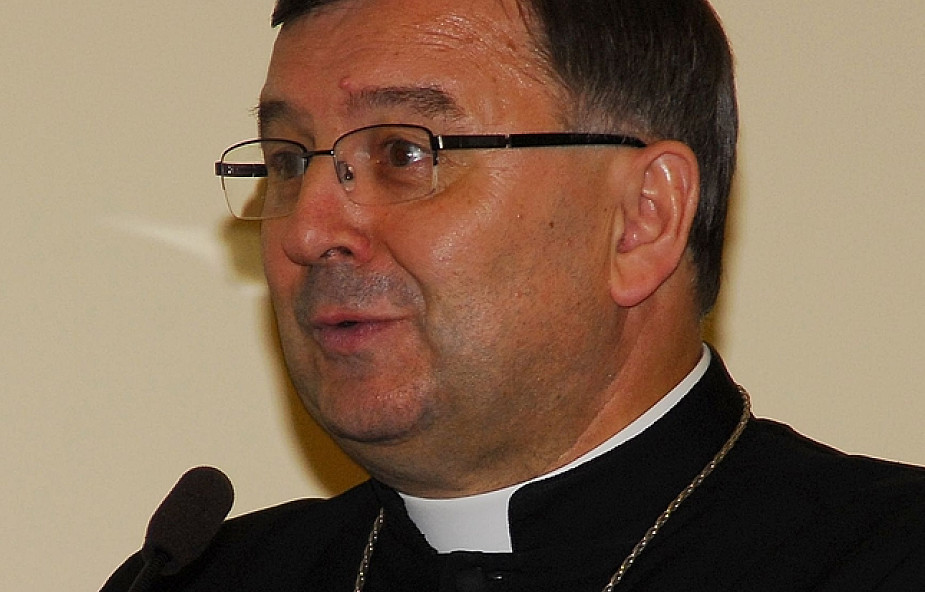 Abp Życiński apeluje o szacunek dla krzyża