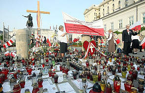Przybywa krzyży przed Pałacem Prezydenckim