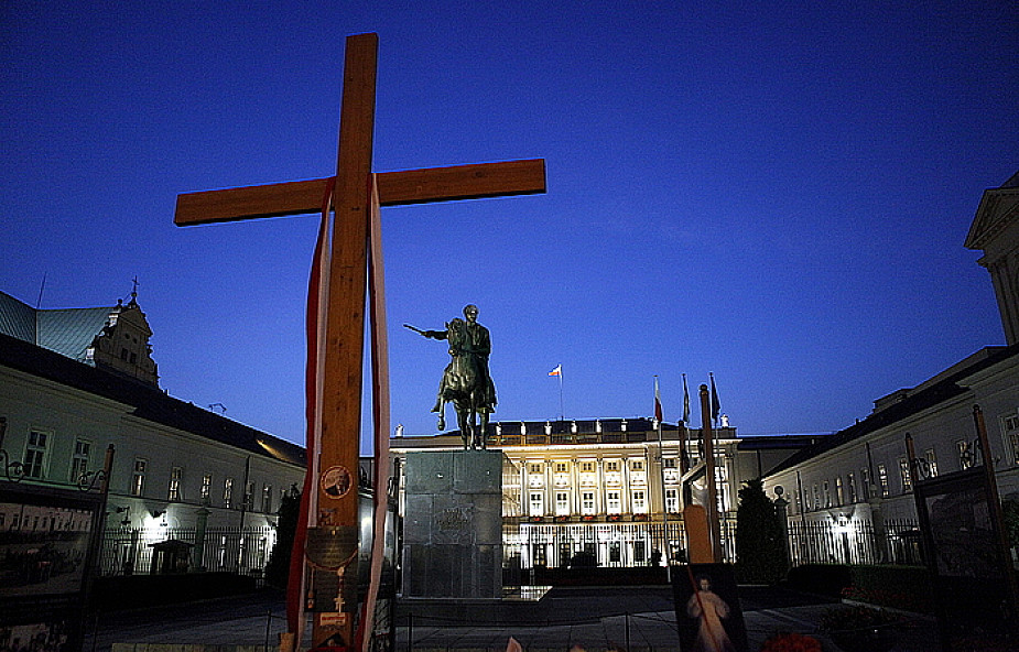 Oświadczenie: krzyż pozostanie przed Pałacem