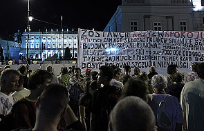 Nocna demonstracja przed pałacem