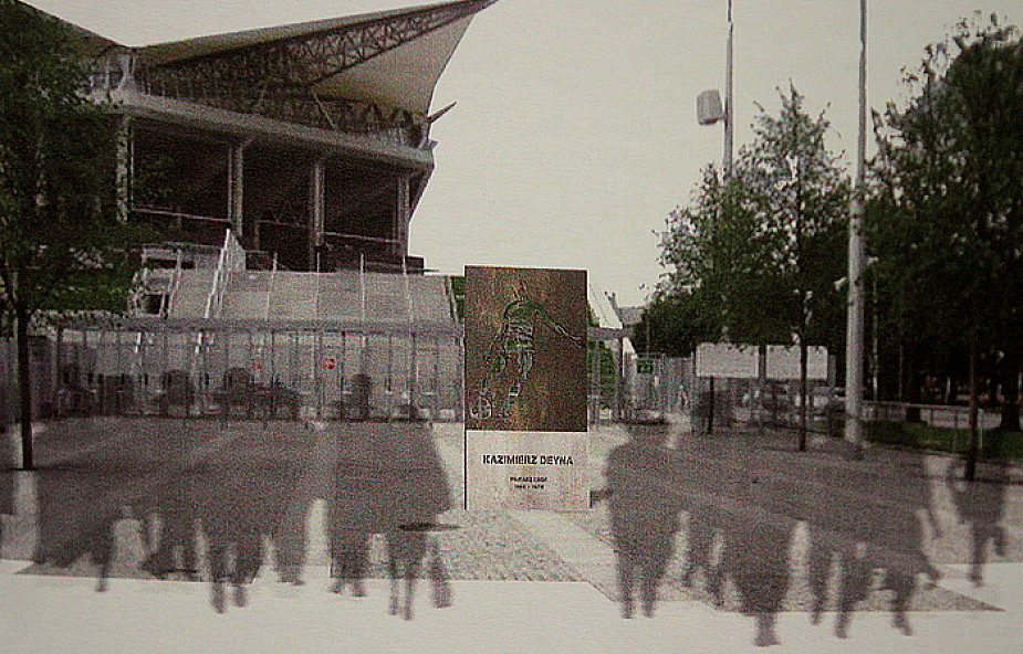 Pomnik Deyny stanie przed stadionem Legii 