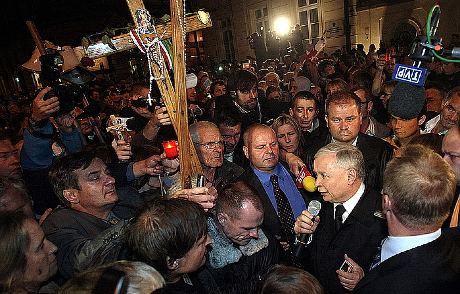 Kaczyński: Krzyż zabrała formacja parapolicyjna