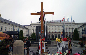 Kaczyński o krzyżu i tablicy przed pałacem