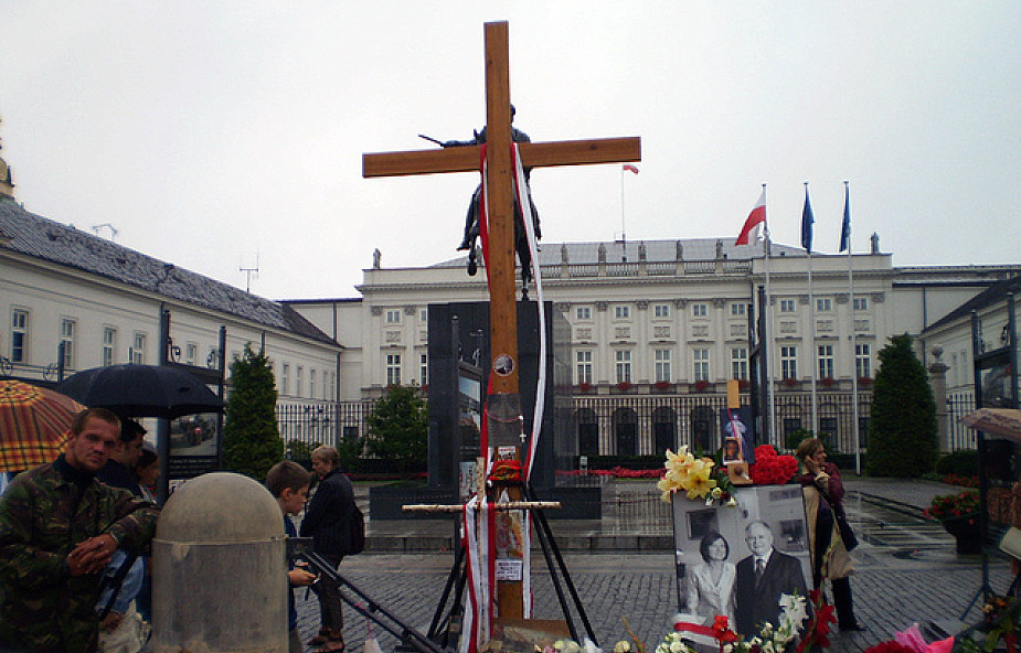 Kaczyński o krzyżu i tablicy przed pałacem