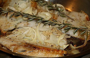 Ryba pieczona z rozmarynem i czosnkiem