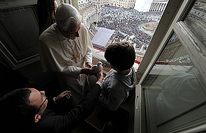 Papież wraz z dziećmi wypuścił gołębie pokoju