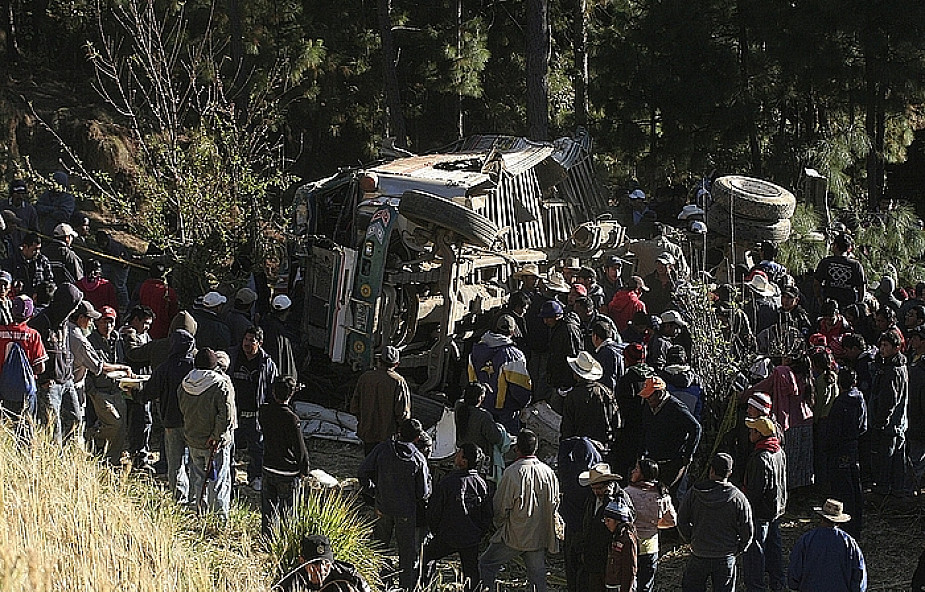 Gwatemala: 14 osób zginęło. Spadli w przepaść