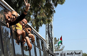 Palestyńczycy hucznie witają więźniów