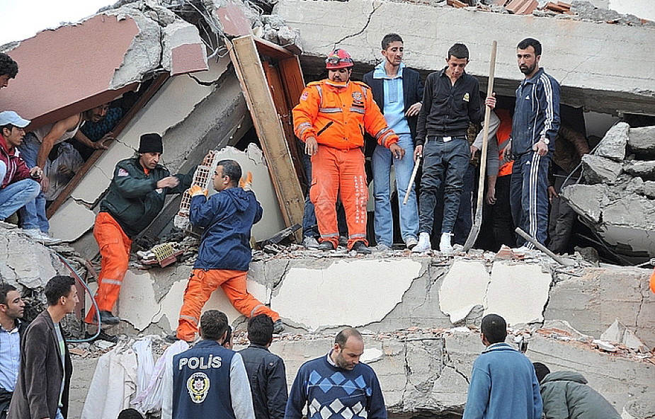 W trzęsieniu ziemi zginęło co najmniej 75 ludzi