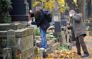 Wolontariusze porządkują groby bezdomnych