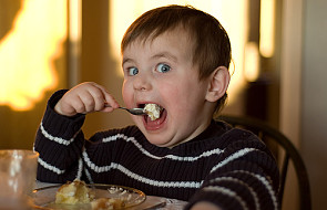 Małe dzieci jedzą za dużo soli i cukru