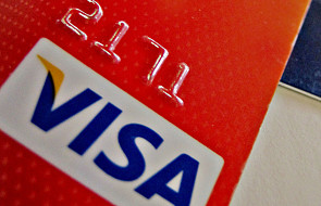 "Rzeczpospolita": Banki za dużo biorą z kart