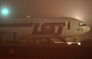 Okęcie: Boeing 767 podnoszony z pasa