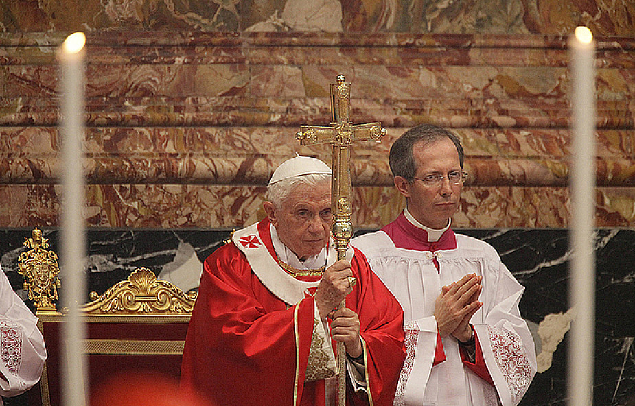 Papież modlił się za zmarłych hierarchów