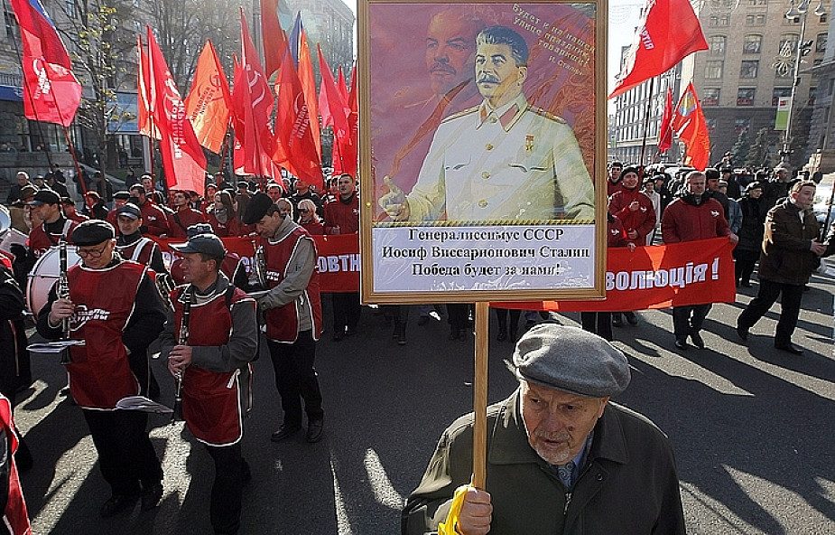 Marsz komunistów z portretami Lenina i Stalina