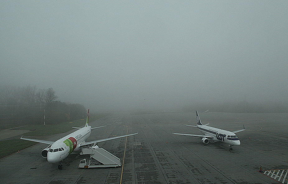 Mgła utrudnia pracę lotniska Kraków-Balice 