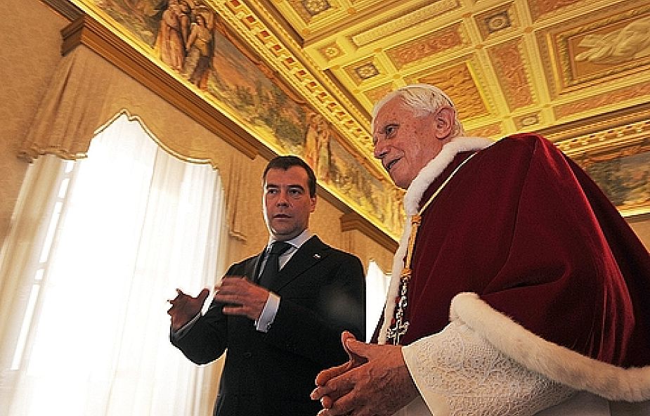 Prawie 35 minut trwała prywatna rozmowa Benedykta XVI z prezydentem Federacji Rosyjskiej Dmitrijem Mi(fot. EPA/CHRISTOPHE SIMON)