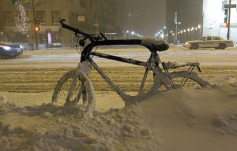 Chicago zmaga się ze skutkami potężnej śnieżycy. (fot. EPA/KAMIL KRZACZYNSKI)