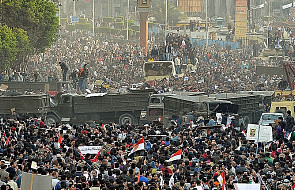 Wojsko rozdziela manifestantów w Kairze